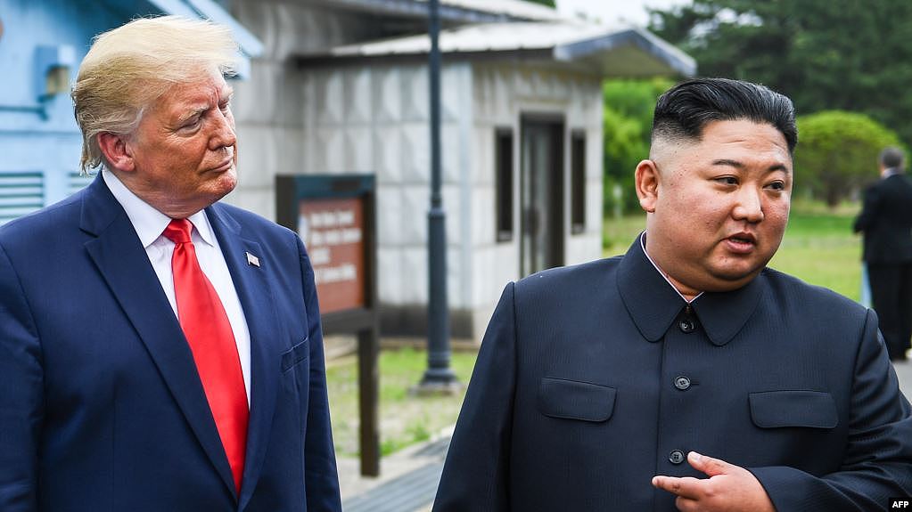 资料照片：金正恩与特朗普在板门店非军事区内会面（2019年6月30号）。