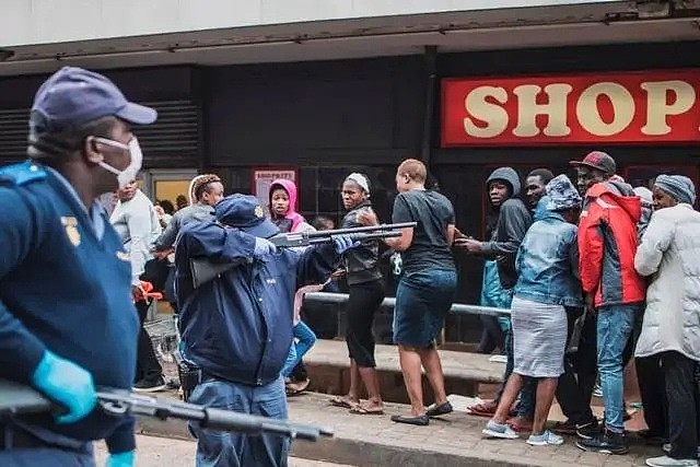 南非街头爆发骚乱，暴徒持枪抢劫袭击商店，因疫情封锁食物短缺（组图） - 1