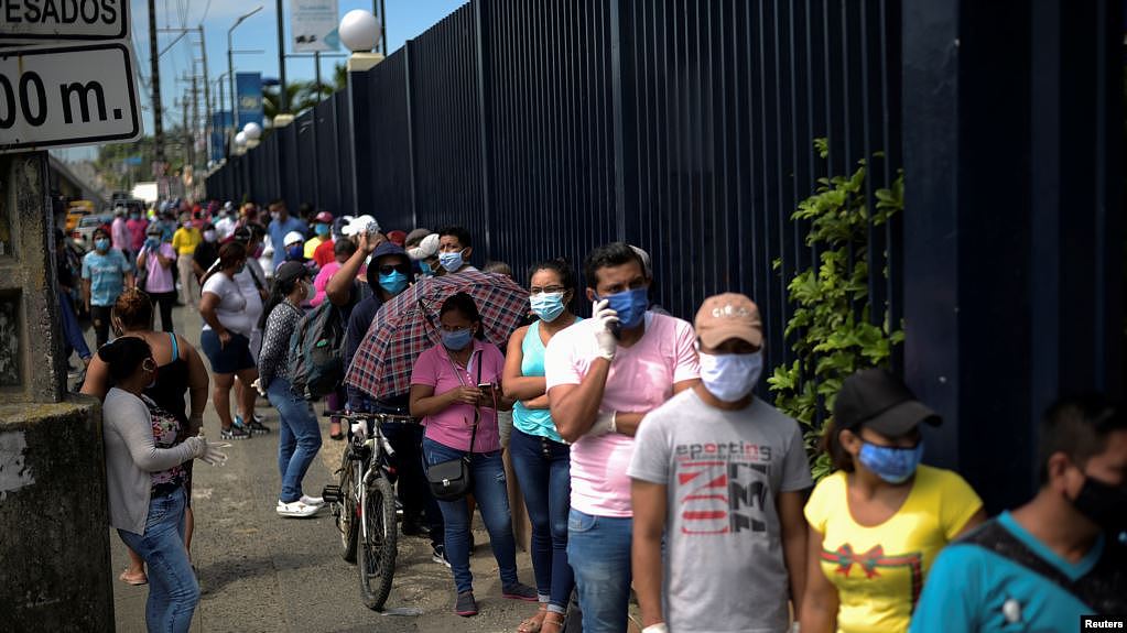 新冠疫情中，厄瓜多尔一处商业中心外面等待购物的人们。