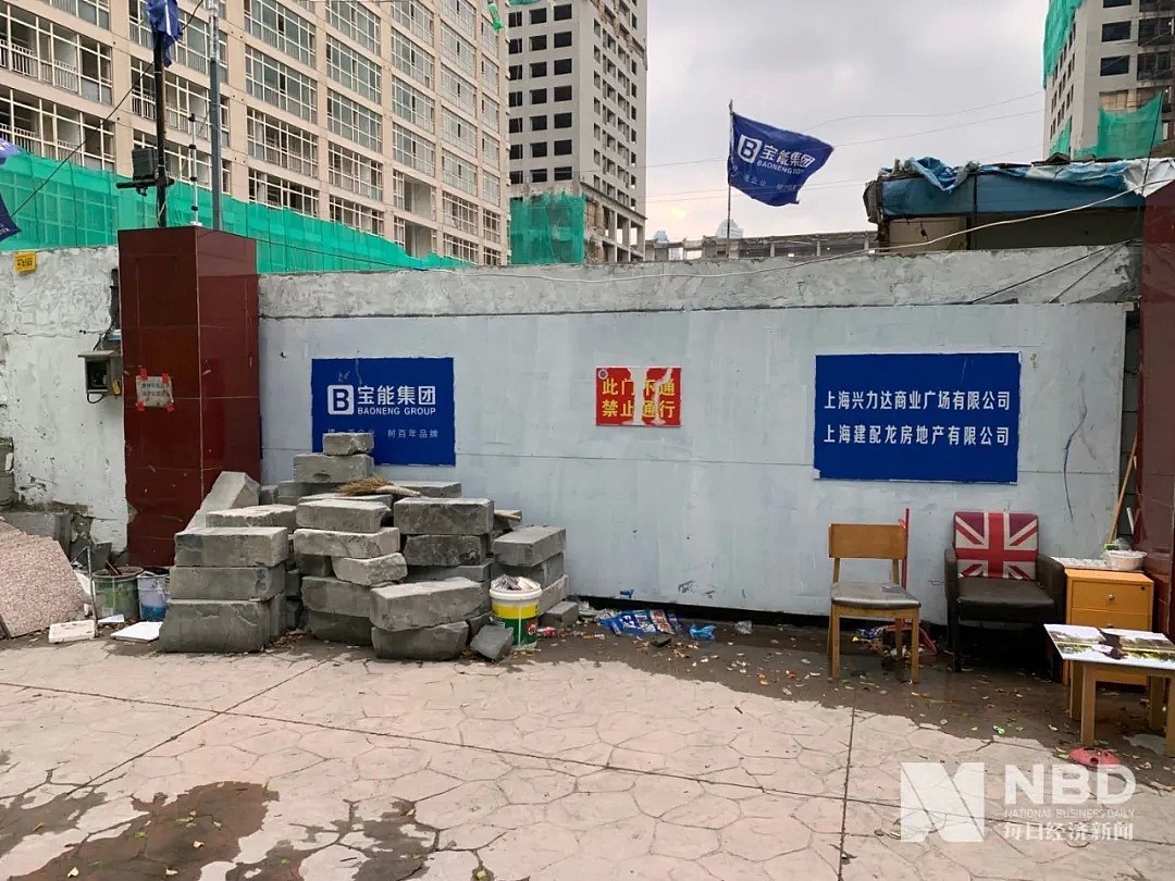 7吨炸药引爆，上海4栋百米高楼瞬间化为废墟！身处繁华闹市，政府的腐败无能导致烂尾空置近20年？（组图） - 6