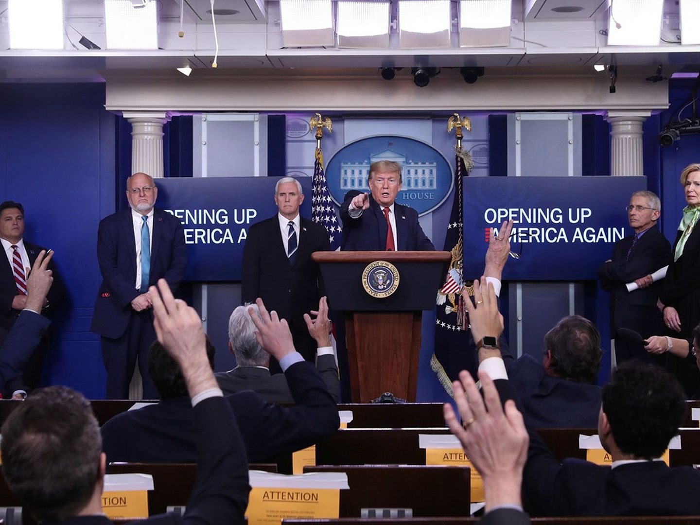 4月16日，美国总统特朗普在华盛顿白宫举行的每日冠状病毒工作组简报会上，就特朗普政府“再次开放美国”的指导方针回答提问。（Reuters）