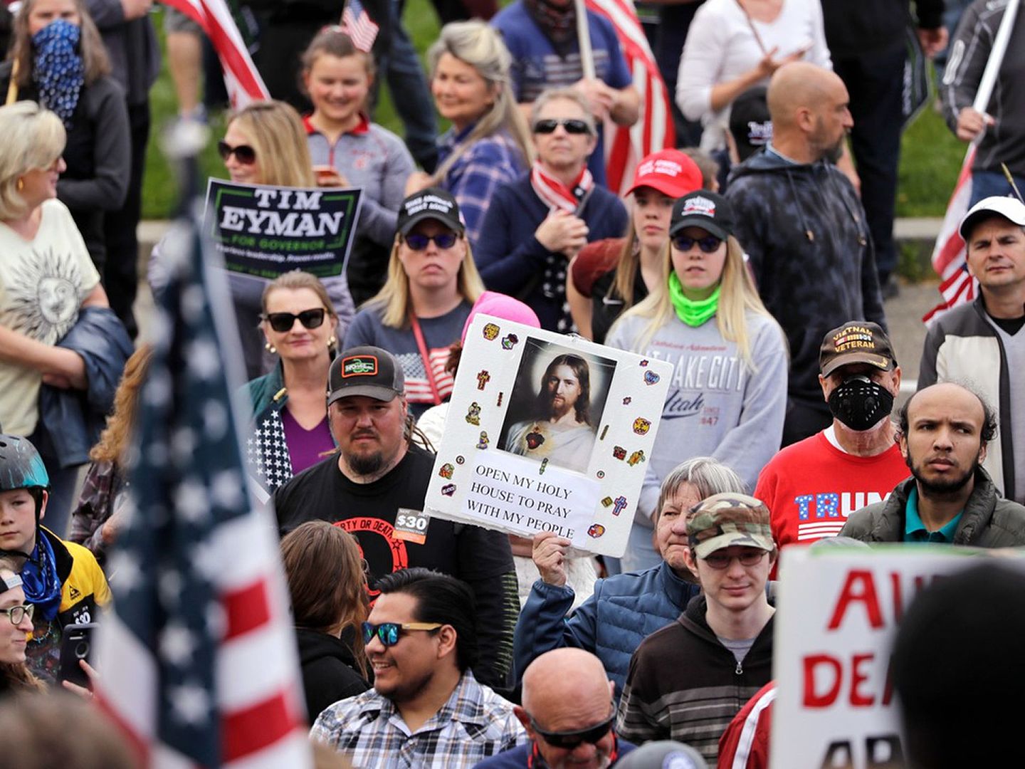 4月19日，示威者在华盛顿州的奥林匹亚聚集在一起举行抗议活动，反对华盛顿州为了减缓冠状病毒爆发而要求人们呆在家里的命令。（AP）