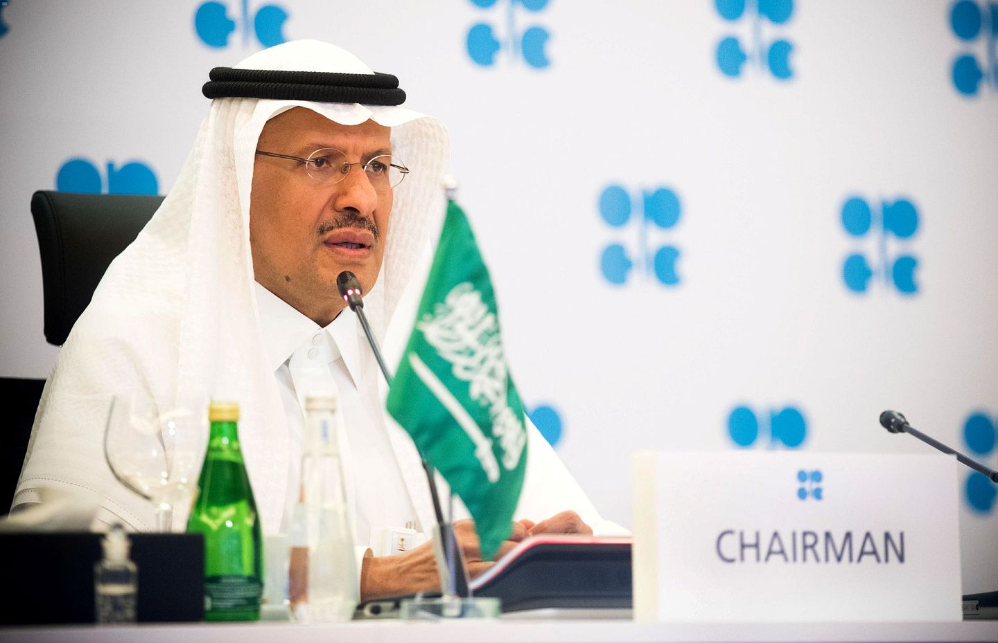 4月13日，经过又一轮谈判，“欧佩克+”终于就石油减产达成协议，但是并未结束“石油价格战”。美国页岩气债务危机依旧在继续发酵。图为4月9日，沙特能源部长在“欧佩克+”虚拟紧急会议上发表讲话。（Reuters）