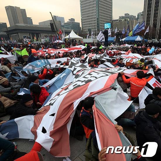 2019年11月，韩国民众抗议美方天价“保护费”，怒撕星条旗。（news 1）