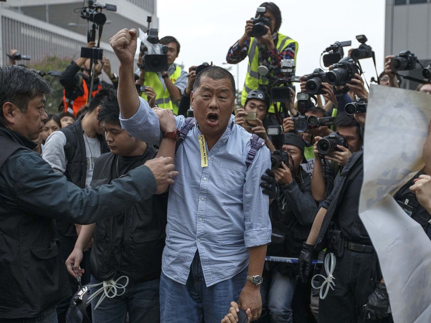 香港警方于2014年12月11日对金钟示威区进行终极清场，黎智英被警方带走。（路透社）