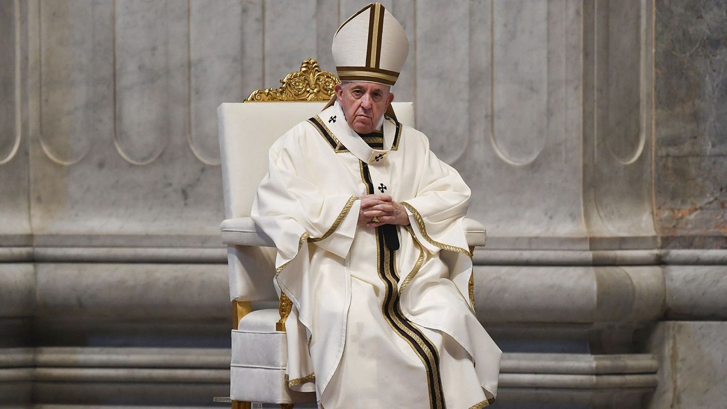 图为现任教皇方济各，他在梵蒂冈圣彼得大教堂举行复活节弥撒。（AP）