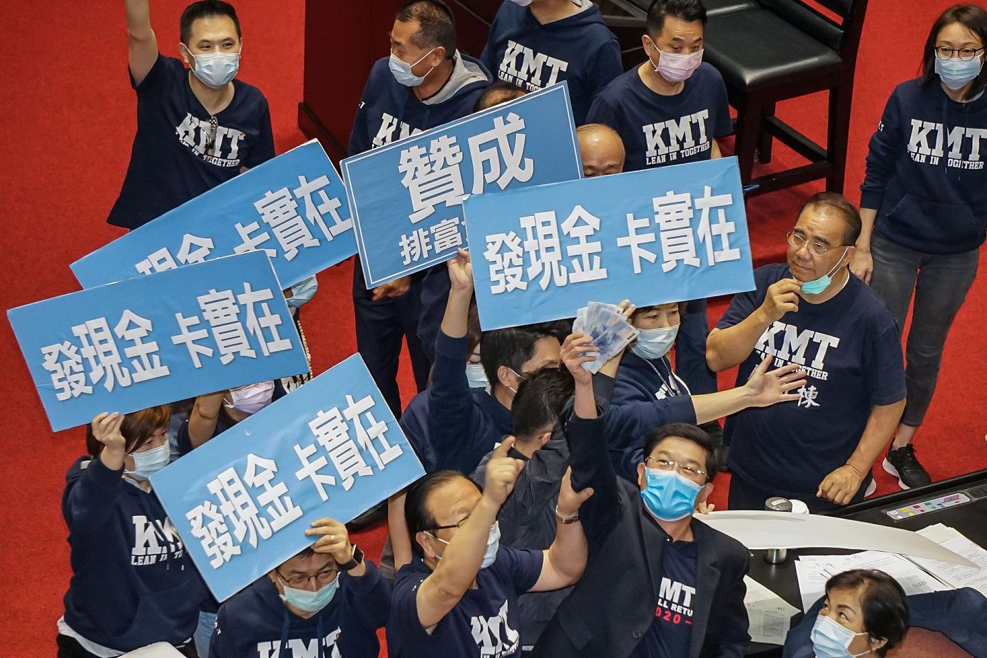 台湾蓝绿两党对于如何发放纾困金，也形成政治角力的局面。（洪嘉徽／多维新闻）