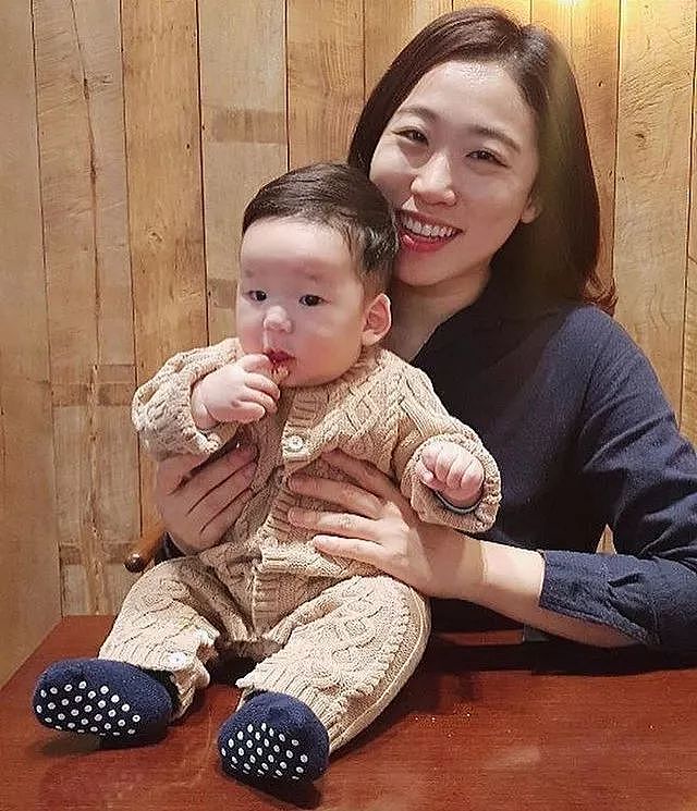 【亲子】37岁韩国女星升级当妈，另类带娃笑喷网友：真的太沙雕了（组图） - 13