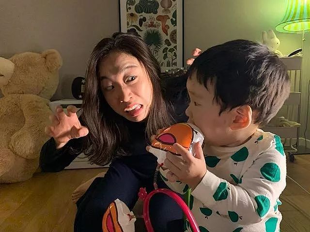 【亲子】37岁韩国女星升级当妈，另类带娃笑喷网友：真的太沙雕了（组图） - 54