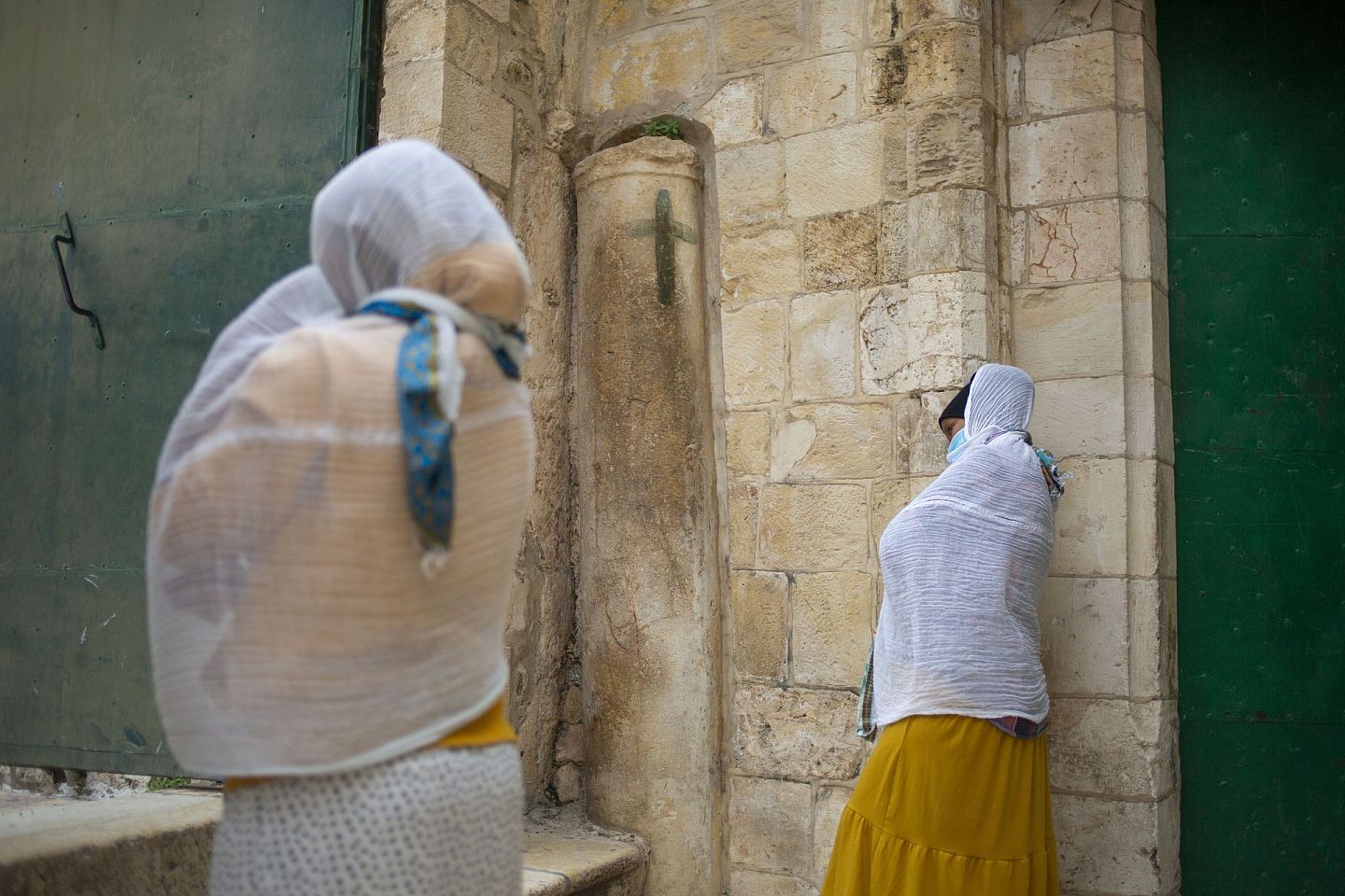 新冠肺炎疫情：图为位于耶路撒冷旧城区的圣墓教堂外的Deir El Sultan修道院。两名女子4月17日前来祈祷。复活节周五当天，由于疫情关系，全球多处的宗教场所都关闭，以免人群聚集促进传染。（AP）