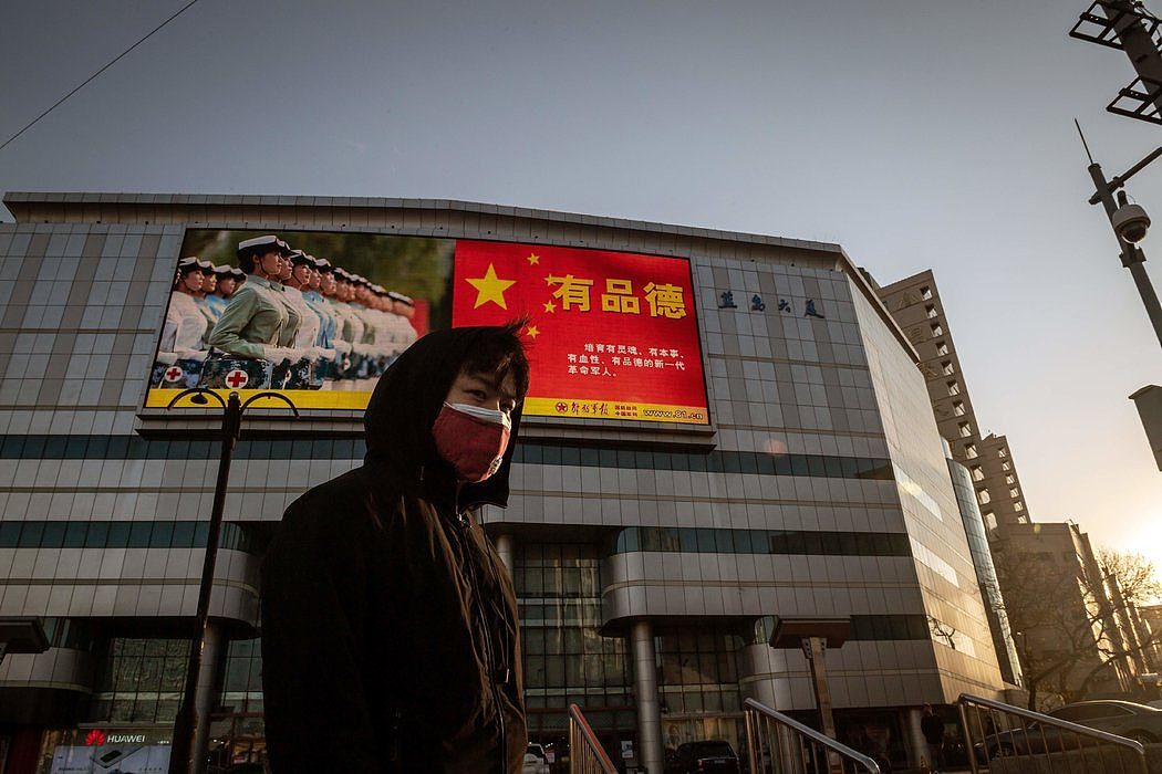 北京街头的政治宣传广告牌林立。