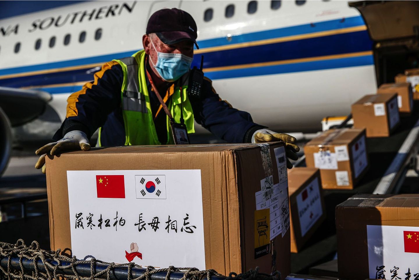中国向海外捐赠和输出的物资质量受到质疑。图为今年3月沈阳桃仙国际机场将捐赠给韩国的防疫物资装机。 (新华社) 中国是否赢了疫情却输了世界(图) - 2