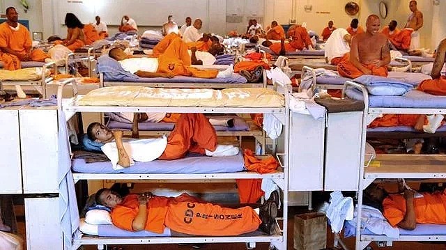 关押200万囚犯的监狱，才是美国疫情的“最大炸弹”（组图） - 5