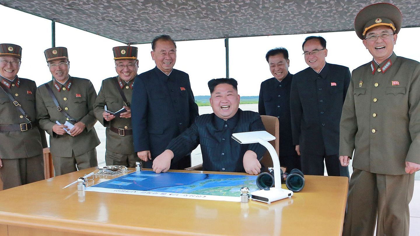 据朝中社2017年8月30日报道，29日金正恩现场指导了朝鲜人民军战略军中远程战略弹道导弹发射训练。（Reuters）