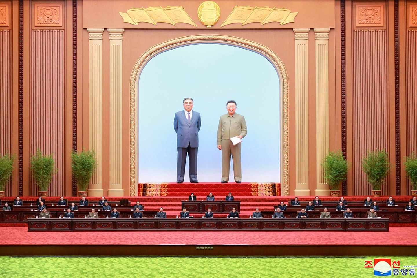 朝中社4月13日报道，朝鲜第14届最高人民会议第3次会议于4月12日在平壤万寿台议事堂举行，但金正恩缺席该会议，引人关注。（AP）