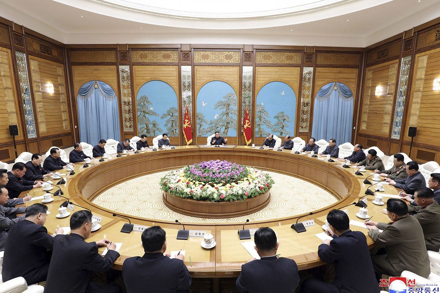 据朝中社4月12日报道，金正恩出席于4月11日举行的朝鲜劳动党中央政治局会议，会议就国家预算、干部人事调整、疫情应对措施等议题进行讨论。（AP）