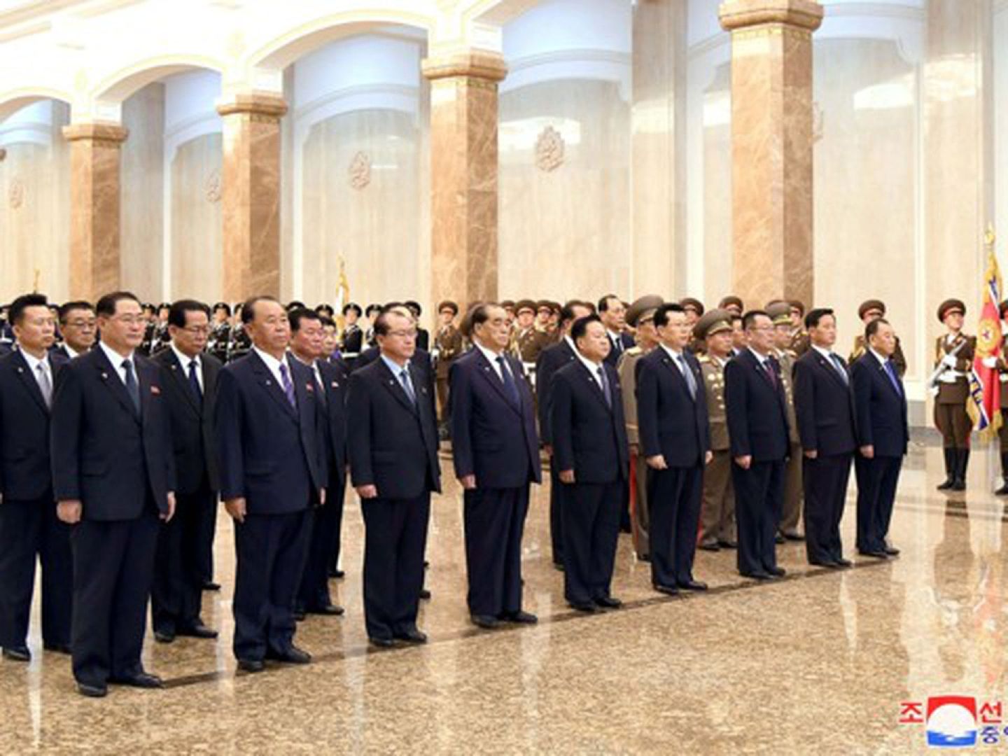 朝中社于4月16日公布朝鲜高级官员参观锦绣山太阳宫纪念朝鲜前最高领导人金日成诞辰108周年的现场照片，其中也没有金正恩的身影。这是他自2012年上台以来首次缺席该活动。（Reuters）