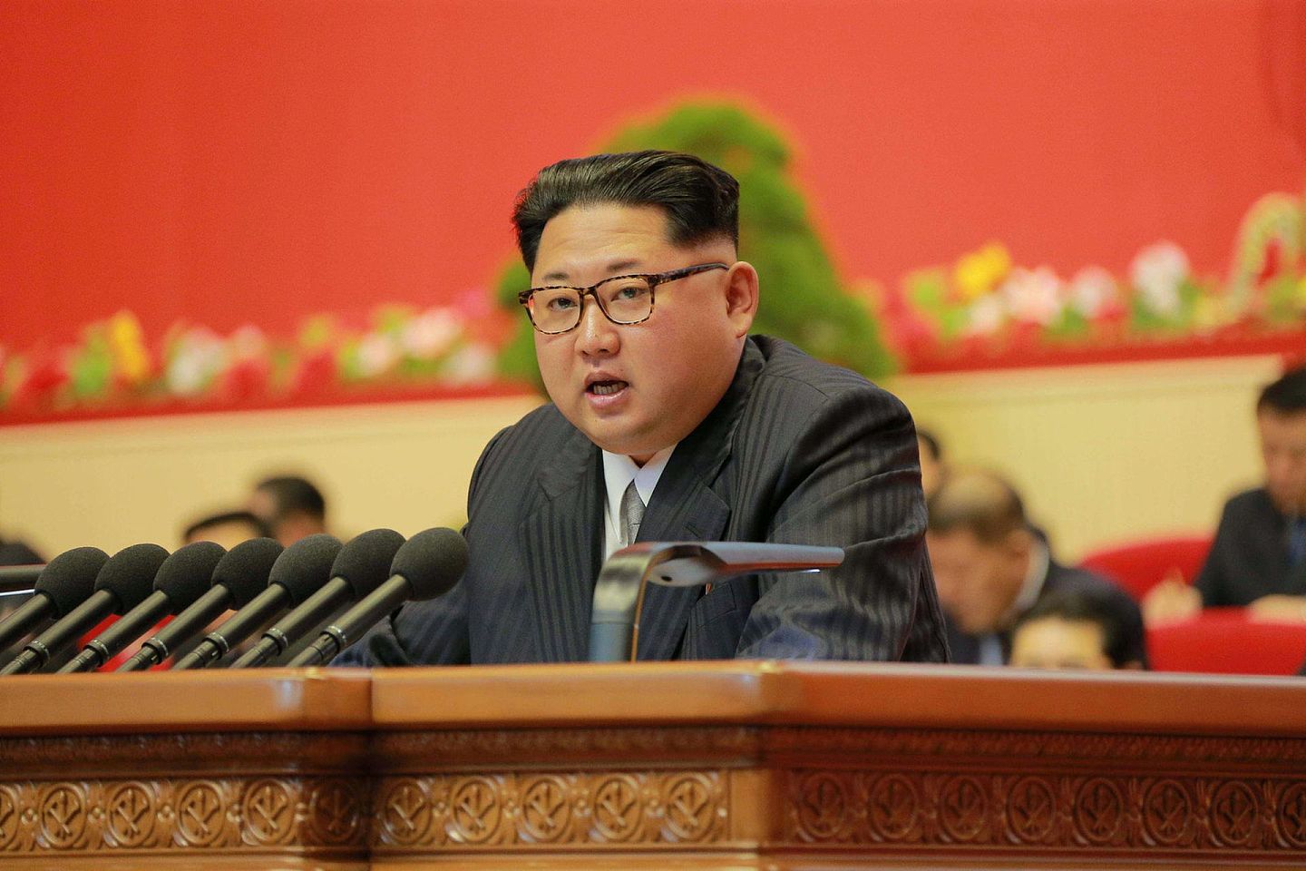 据朝中社2017年10月8日报道，朝鲜劳动党第七届中央委员会第二次全体会议7日在平壤举行，金正恩以朝鲜劳动党委员长身份出席会议并作报告。（Reuters）