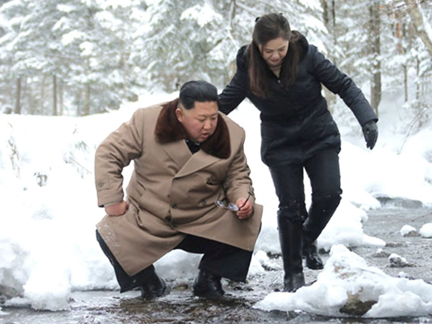 2019年12月4日，金正恩时隔49天骑马再登白头山，金正恩夫人李雪主陪同。（朝中社）