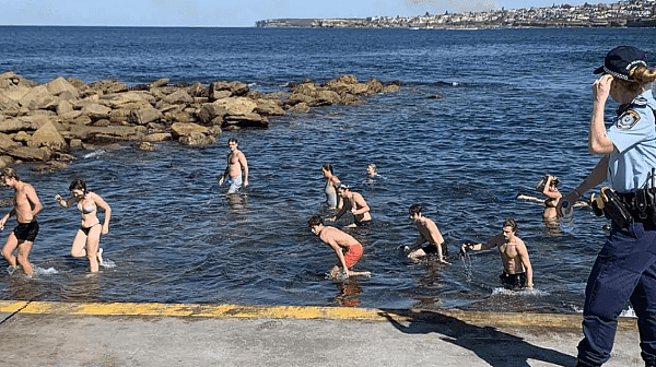 “谁定的法律？” 悉尼男子强行下海游泳被拦，抱怨公民自由遭剥夺（组图） - 6