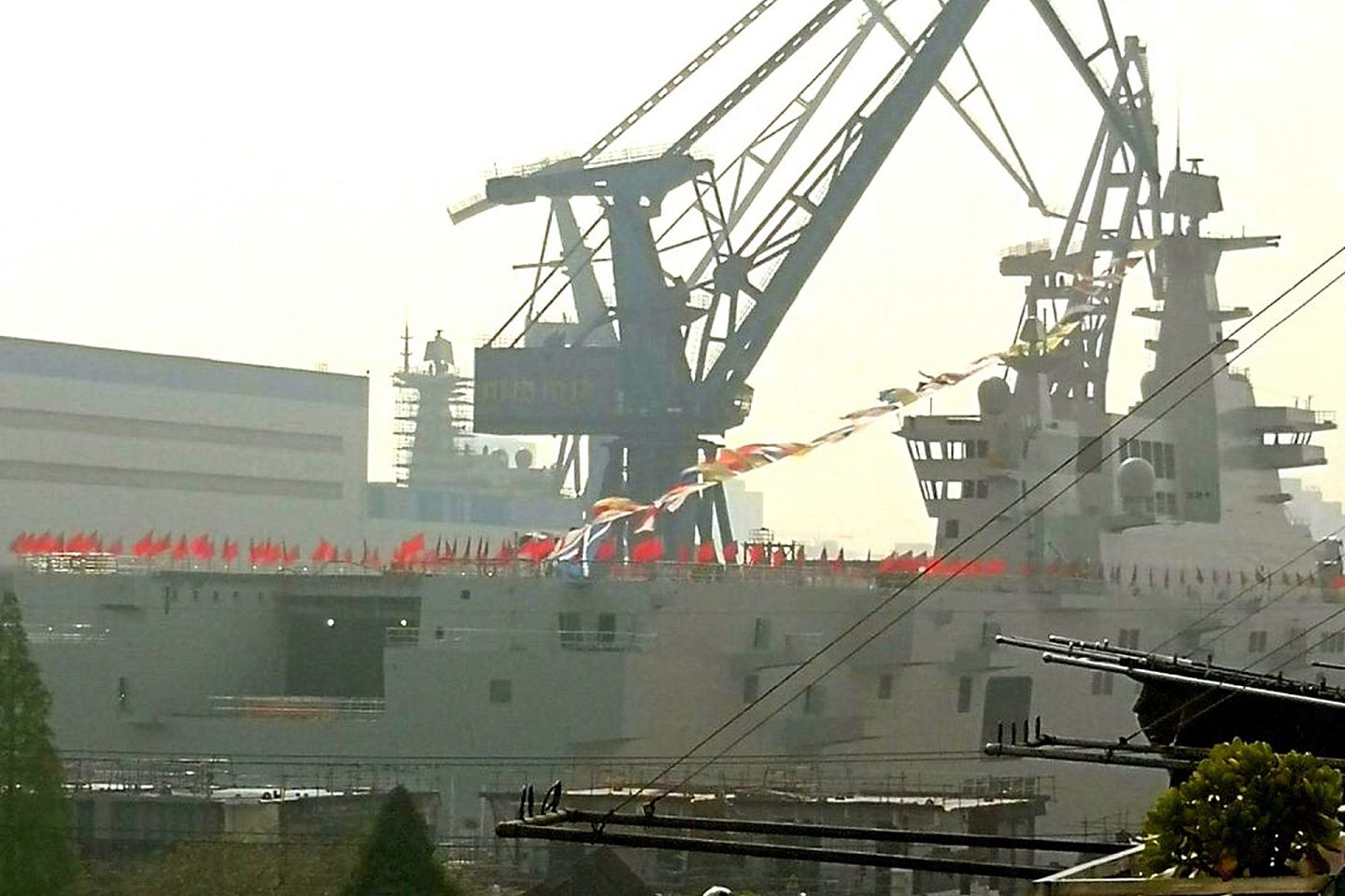 075二号舰布满彩旗，以及挂上海军满旗。（微博@捣蛋就对）