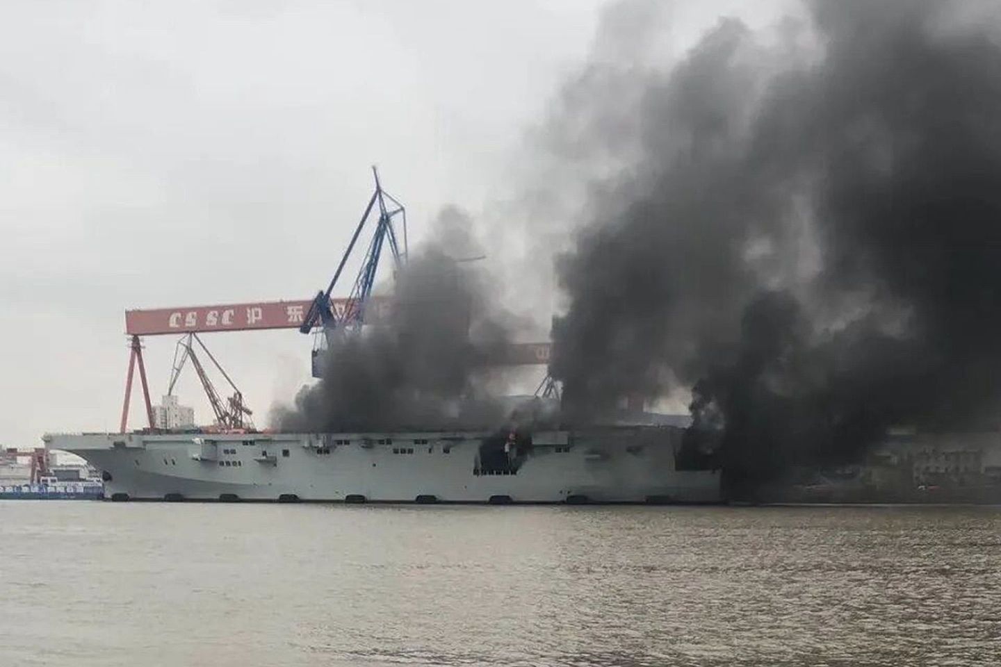075首舰此前发生小规模火灾造成的烟熏事故。（鼎盛军事）
