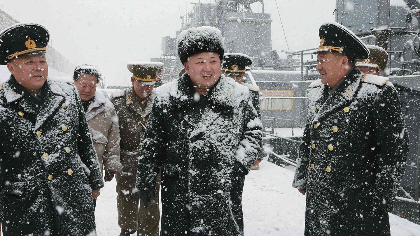 2014年12月13日，金正恩冒雪视察了荣获吴仲洽7团称号的朝鲜人民军海军第189部队。（路透社）