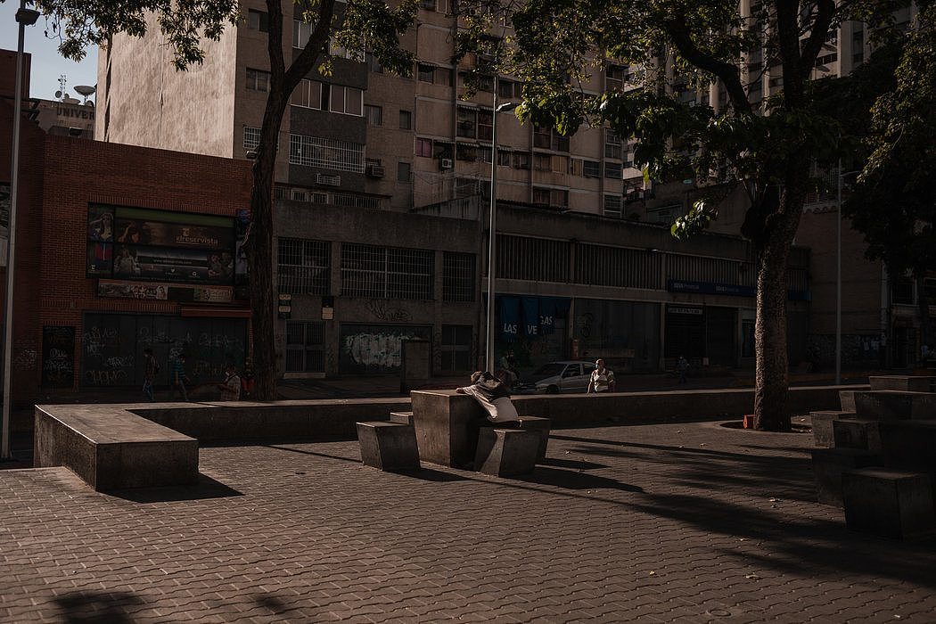在3月的全国封锁期间，委内瑞拉加拉加斯的坎德拉里亚广场几乎空无一人。