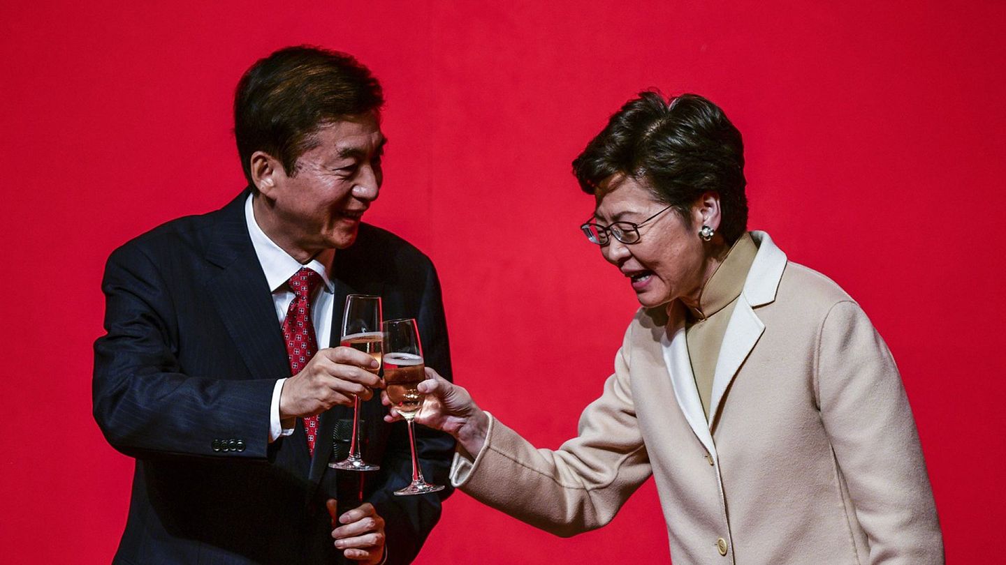 封疆大吏出身的骆惠宁，其负责的香港中联办，最近频繁发声。图为2020年1月15日，在香港举行的春节招待会上，香港中联办主任骆惠宁（左）和香港特首林郑月娥(右)在台上祝酒。（AFP）