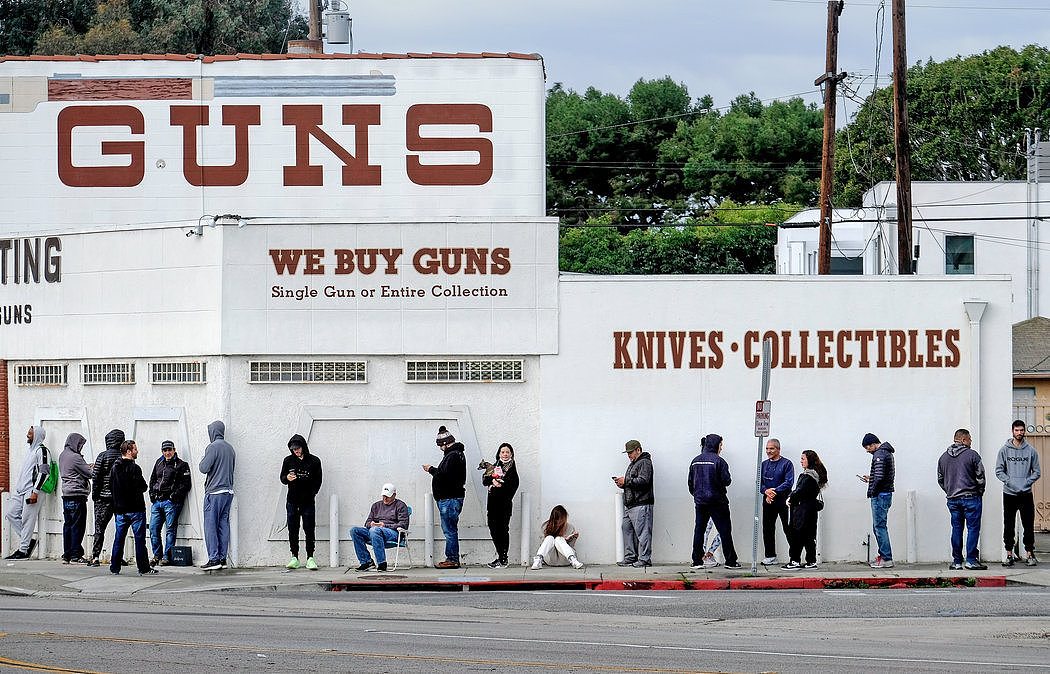 上月，在新冠病毒肆虐下，人们在加州卡尔弗城的一家枪支店外排队等候。