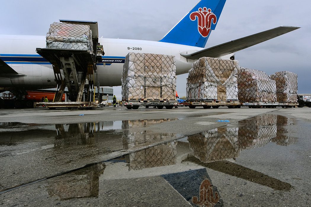 一架载有来自中国的个人防护装备的飞机正在洛杉矶国际机场卸货。
