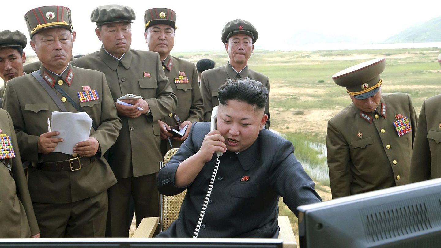 2014年8月15日消息（具体拍摄时间不详），据朝中社报道，金正恩指导朝鲜人民军发射战术火箭，当时金正恩的头发略显凌乱。（Reuters）