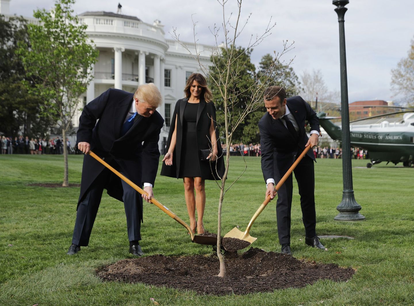 2018年4月23日，在华盛顿，美国总统特朗普、美国第一夫人梅拉尼娅和马克龙参加白宫南草坪的植树仪式。（Getty）