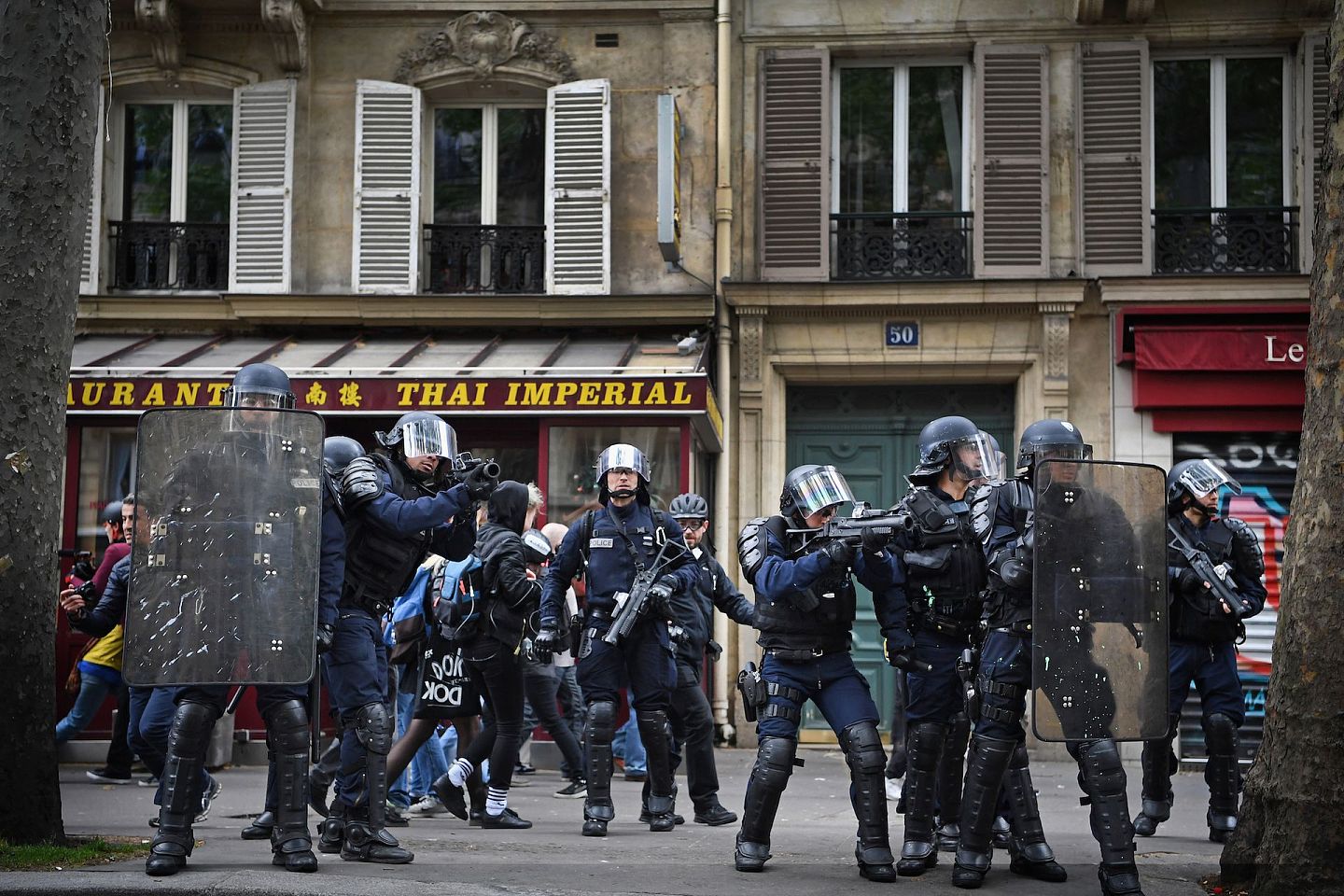 2017年5月8日，法国巴黎，警察控制着反对埃马克龙当选的工会示威者。(Getty)