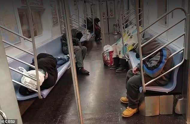 纽约地铁被流浪汉占领，不戴口罩直接在车上睡觉吃饭大小便