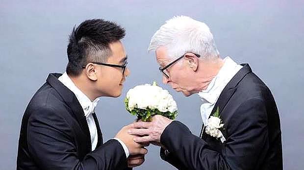 24岁儿子和75岁英国男结婚，中国父亲力挺，呼吁放下道德屠刀！