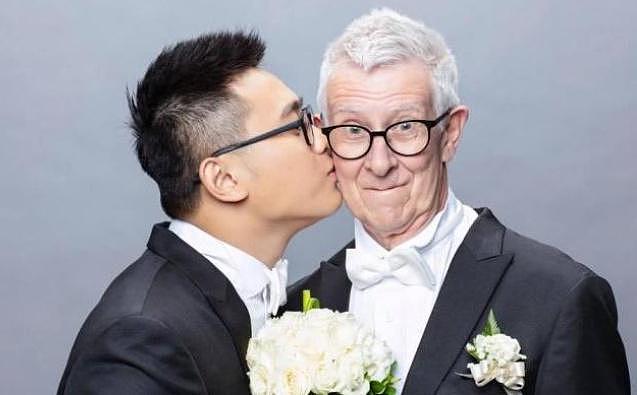 24岁儿子和75岁英国男结婚，中国父亲力挺，呼吁放下道德屠刀！