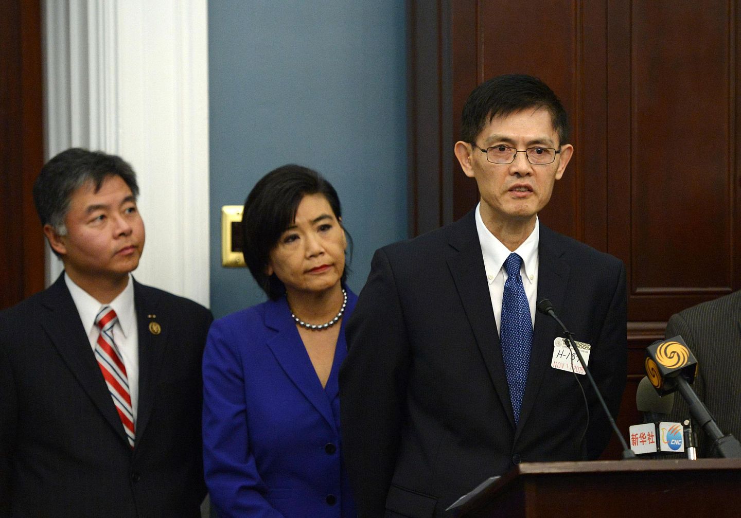 2015年11月17日，华人科学家郗小星（右一）出席新闻发布会。（新华社）