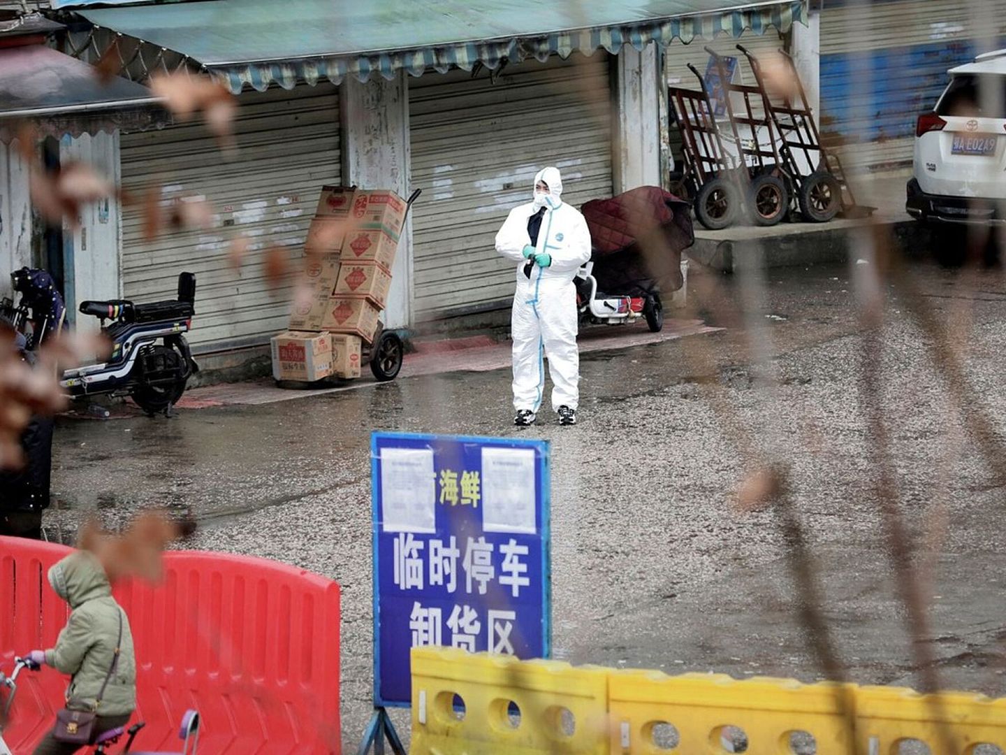 位于中国武汉的华南海鲜市场（现已关闭）一度被认为是病毒的发源地，这是西方要调查中国的一个理由。（Reuters）