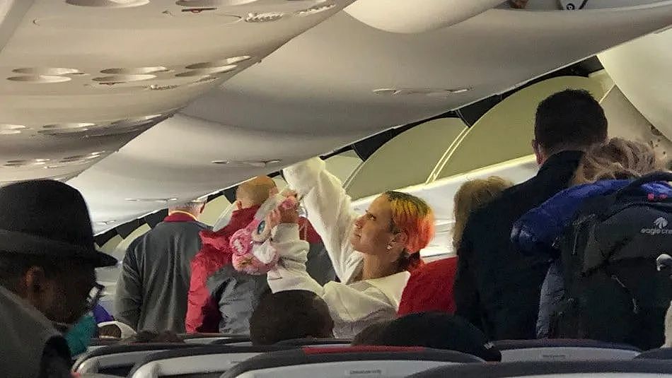美国女子乘飞机被惊呆！航班拥挤接近满员，一半乘客口罩都不戴（组图） - 3