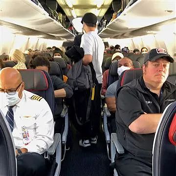 美国女子乘飞机被惊呆！航班拥挤接近满员，一半乘客口罩都不戴（组图） - 2