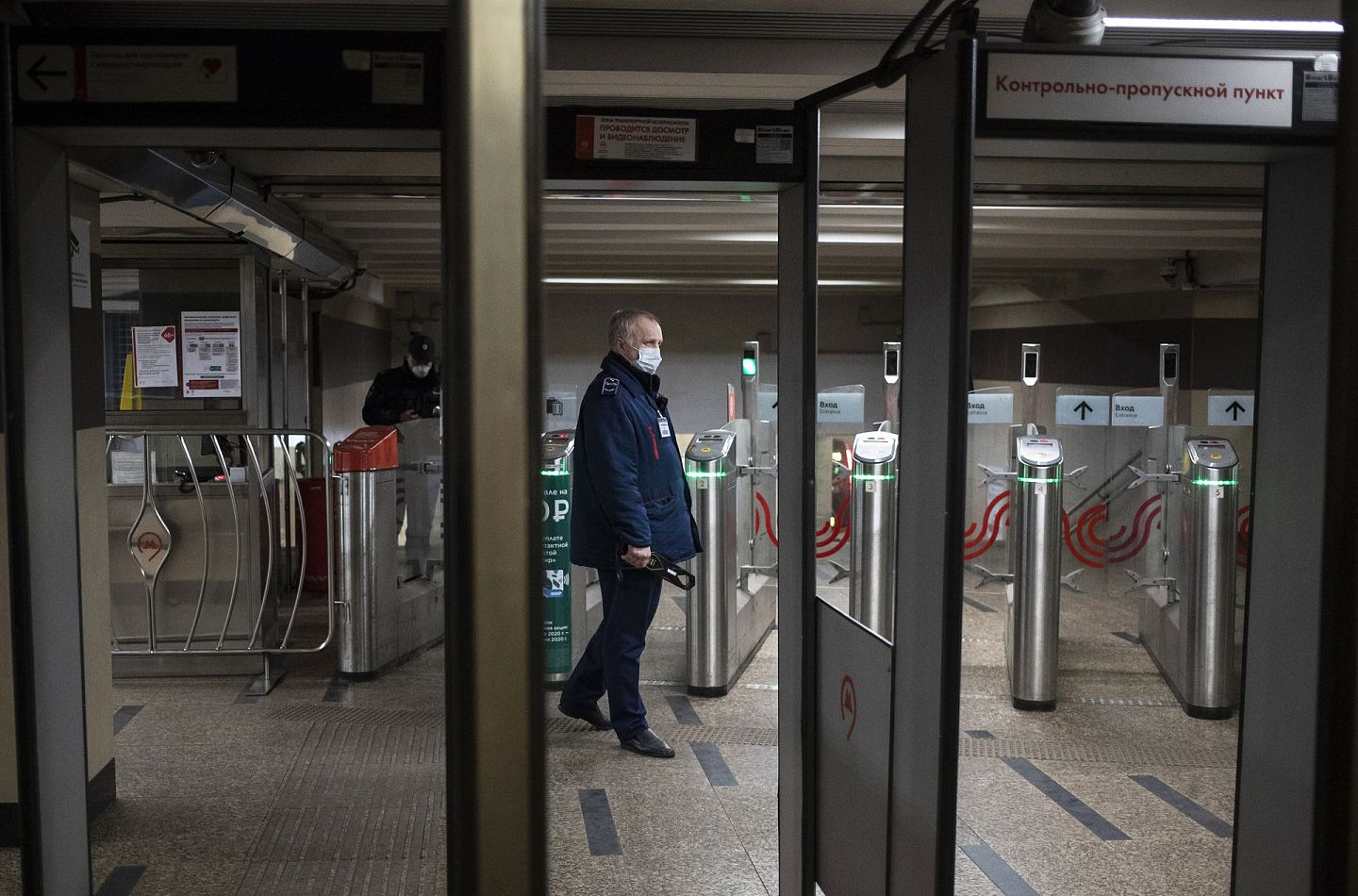 俄罗斯新冠肺炎疫情：地铁保安人员4月22日经过莫斯科一个地铁站的入口。（AP）
