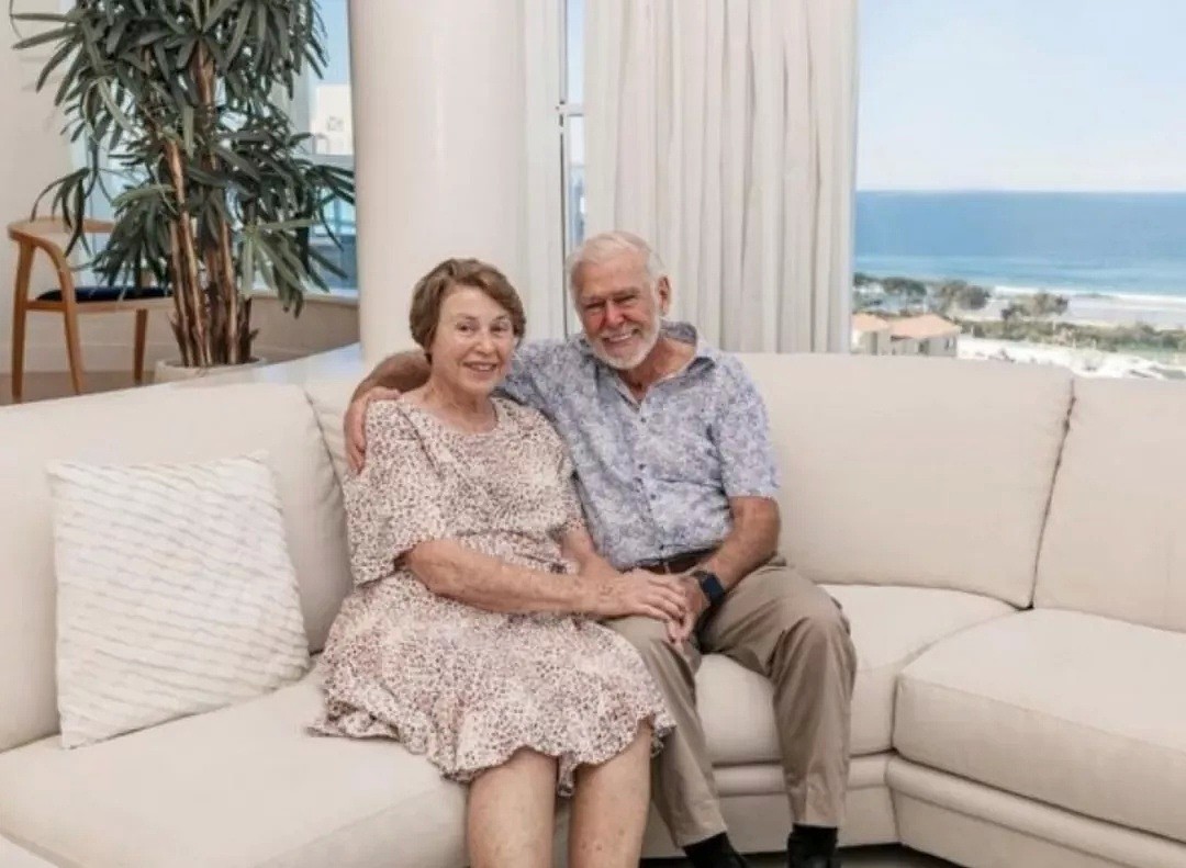 澳洲夫妇为疫情甩卖天价豪宅！99岁老兵“暴走”100圈，募捐2900万！这场疫情，他们要做为别人遮风挡雨的人 - 44
