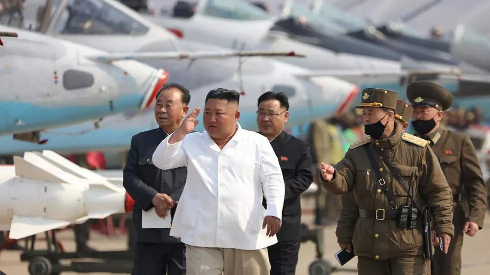 这张朝鲜中央新闻社（KCNA）2020年4月12日发布的未注明日期的图片显示，朝鲜领导人金正恩正在访问西部地区防空与防空师的追击突击飞机团。