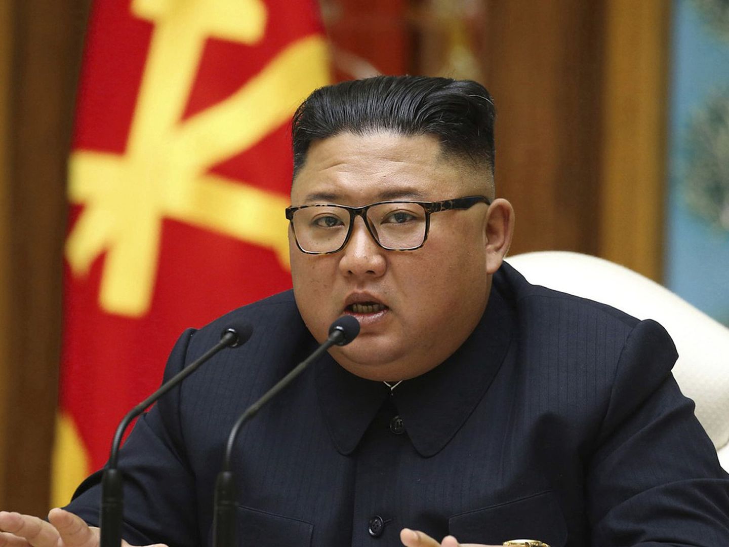 金正恩于4月11日主持劳动党中央政治局会议时，呼吁采取更强措施来对抗迅速扩散的新冠肺炎疫情。（AP）