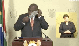 南非总统直播示范佩戴口罩，手忙脚乱现场翻车，手语翻译一脸无奈