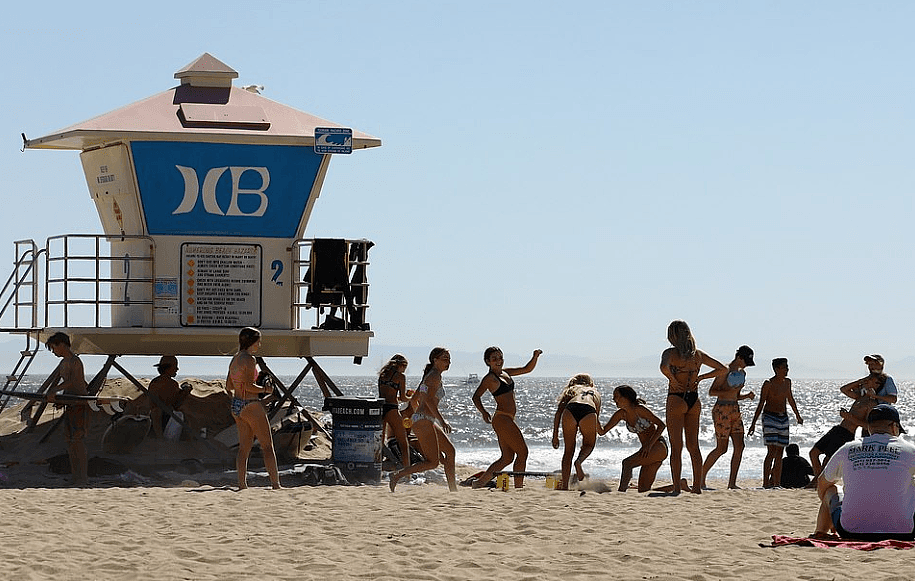 作死！4万美国人涌入海滩避暑！病毒诡异，高温40度新增仍创新高！（组图） - 5