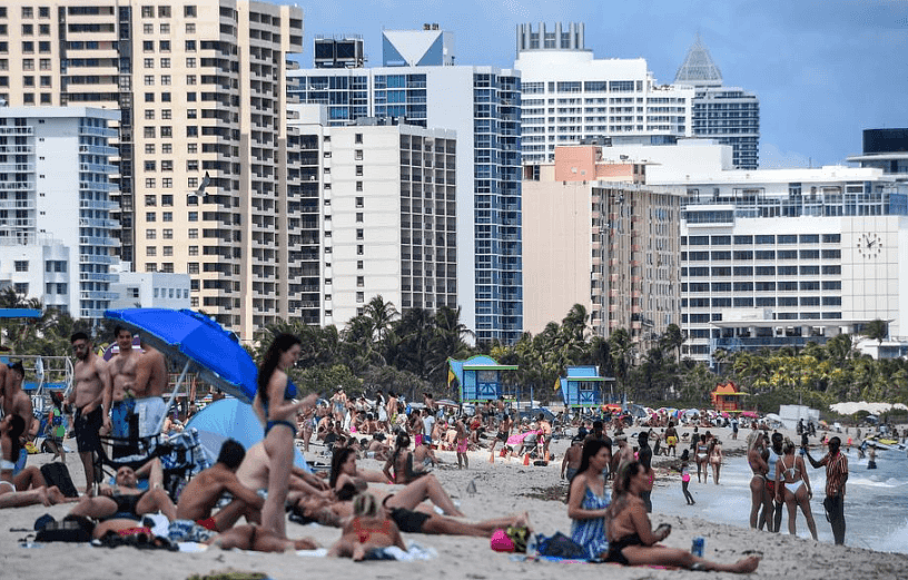 作死！4万美国人涌入海滩避暑！病毒诡异，高温40度新增仍创新高！（组图） - 7