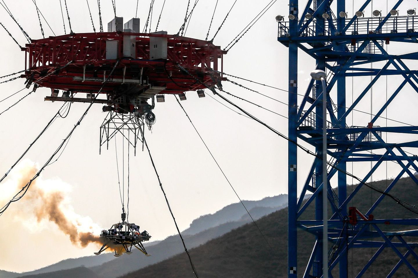 2019年11月14日，在中国河北省怀来市，着陆器在测试悬停、避障和减速能力时被举起。中国已邀请国际观察员参加其火星着陆器的测试，以推动更多的全球太空项目。周四的测试是在北京郊外一个模拟火星环境的地点进行的，火星的引力约为地球引力的三分之一。(AP)
