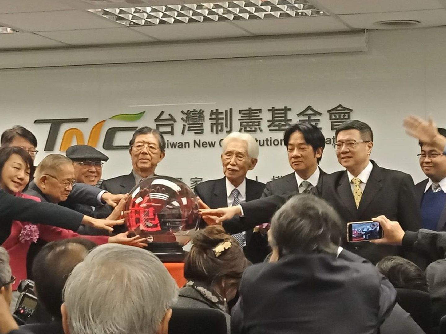 台湾制宪基金会成立时，包括赖清德与民进党主席卓荣泰都亲自出席。（多维新闻）